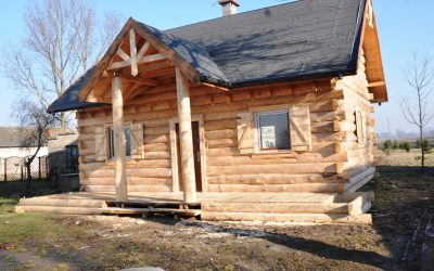 domek drewniany z bala
